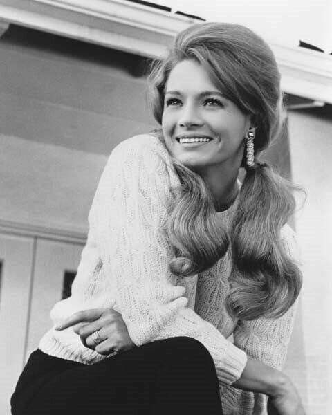 Angie Dickinson mosolyog, a pulóvert a forgatáson 1969 Fiatal Billy Fiatal 5x7 fotó