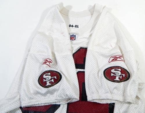 2006-ban a San Francisco 49ers 32 Játékban Használt Fehér Gyakorlat Jersey XL DP28473 - Aláíratlan NFL Játék Használt
